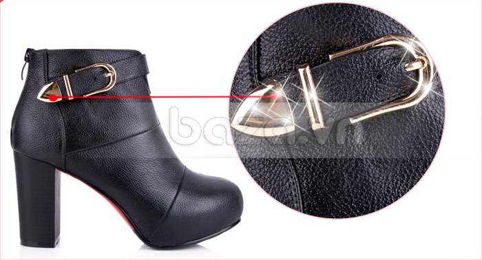 Khóa gài hợp kim mạ sáng bóng tạo nên điểm nhấn độc đáo cho đôi giày bốt nữ