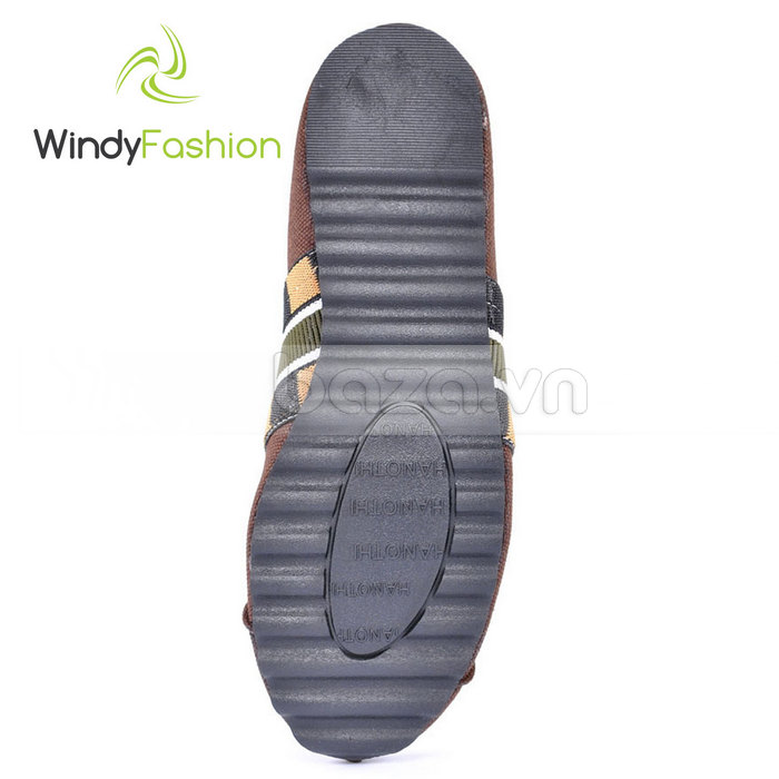Mặt đế đôi giày vải được tạo những rãnh sâu để chống trơn trượt