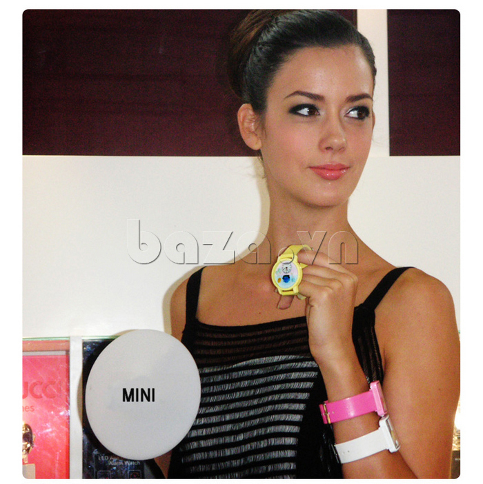 Đồng hồ thời trang nữ Mini MN2003 mặt hình London lấp lánh trên đôi tay của bạn gái
