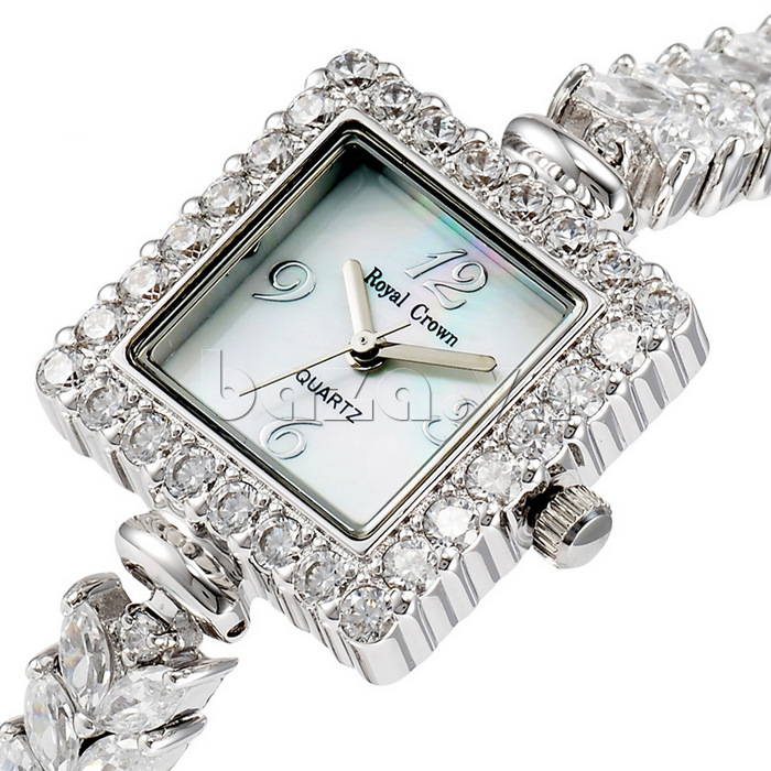 Chiếc đồng hồ nữ thiết kế mặt vuông viền pha lê lấp lánh