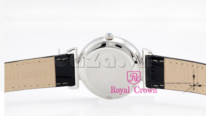 Mặt sau của vỏ và dây đeo đồng hồ được in rõ những thông tin của nhà sản xuất, khẳng định dòng đồng hồ chính hãng
