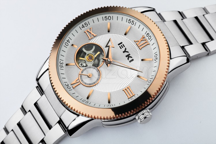 Mặt đồng hồ thiết kế tinh xảo và độc đáo với chi tiết chạm rỗng và một đồng hồ nhỏ xem phút
