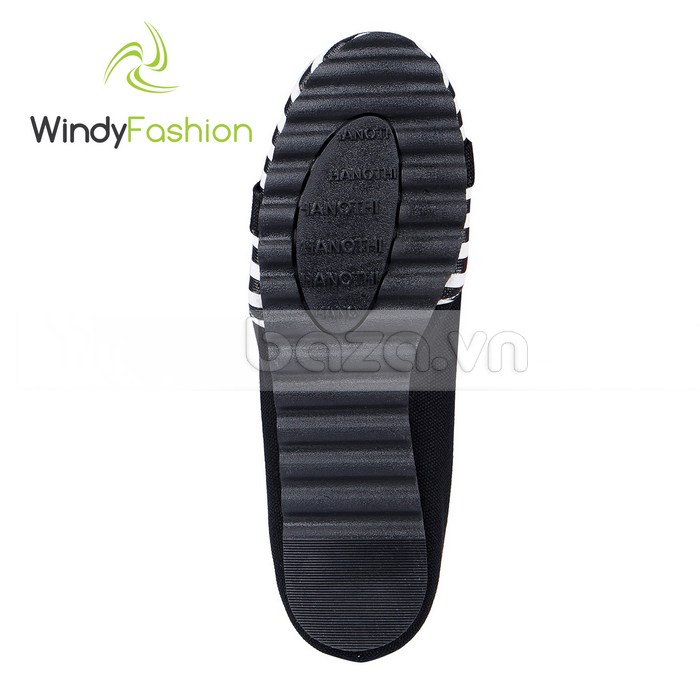 Đế giày vải được tạo những đường rãnh sâu để chống trơn trượt