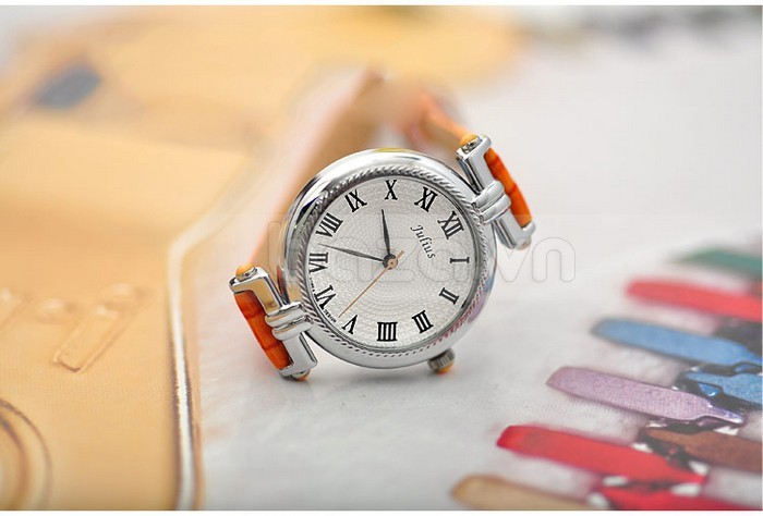 Mặt đồng hồ thiết kế tinh xảo, nổi bật các mốc giờ số La Mã