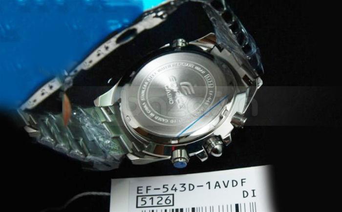 Mặt đáy đồng hồ được in chìm các thông tin của nhà sản xuất