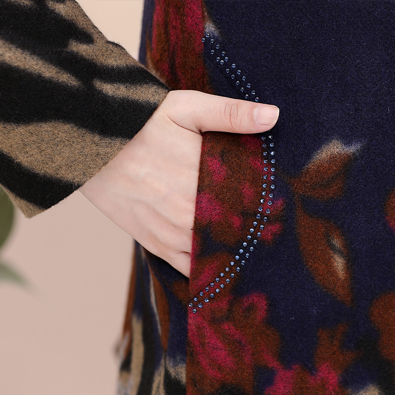 Áo khoác dạ trung niên dáng dài cổ lông in hoa mẫu đơn SMT